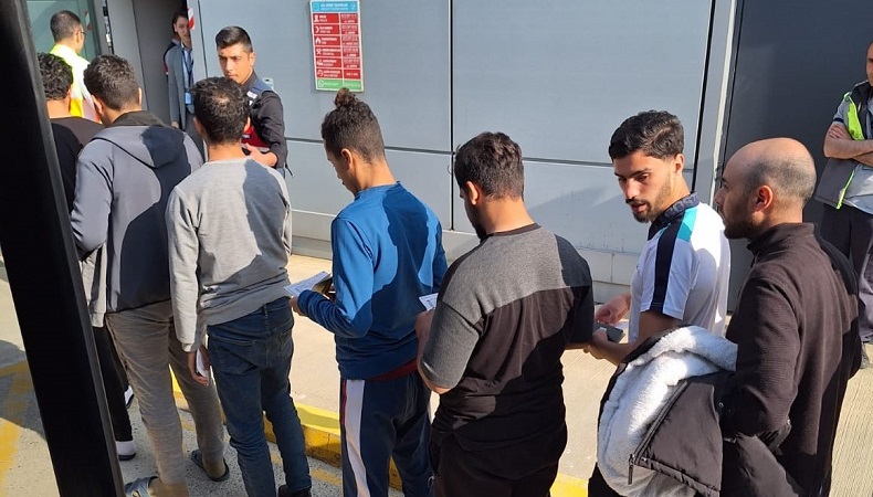 Yakalanan düzensiz göçmenler sınır dışı edildi