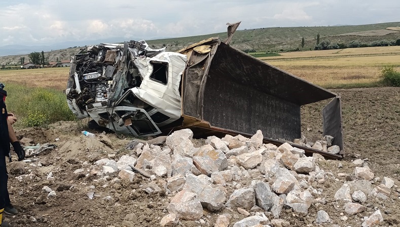 Kontrolden çıkan hafriyat kamyonu devrildi