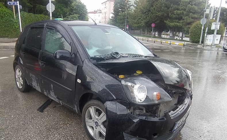Otomobil ile hafif ticari araç çarpıştı