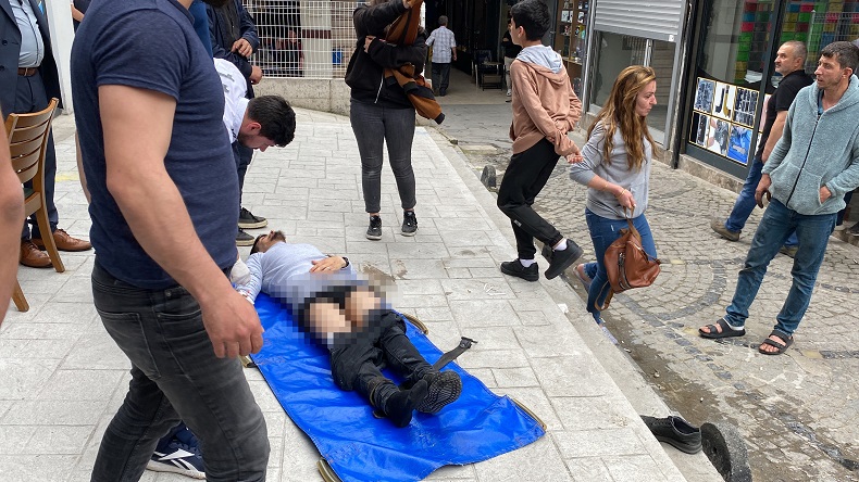 Sokak ortasında bıçaklı kavga