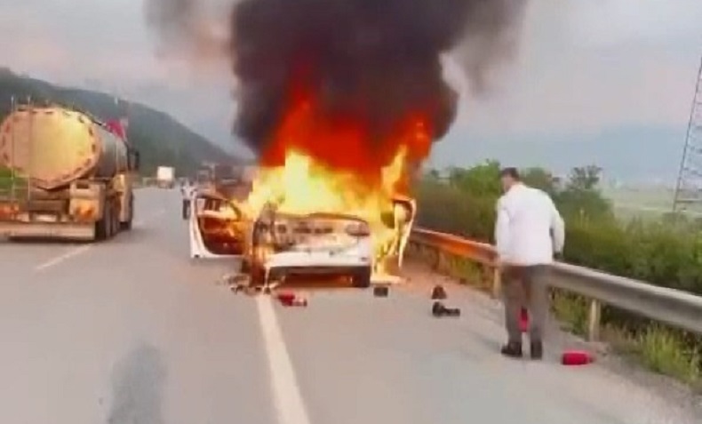Bursa’da tır ve otomobil seyir halindeyken alev topuna döndü