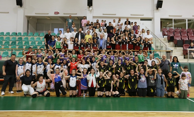 Derince’de voleybol şenliği