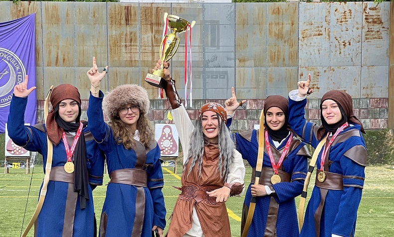 Okçuluk yarışmasında kuzenler şampiyon oldu