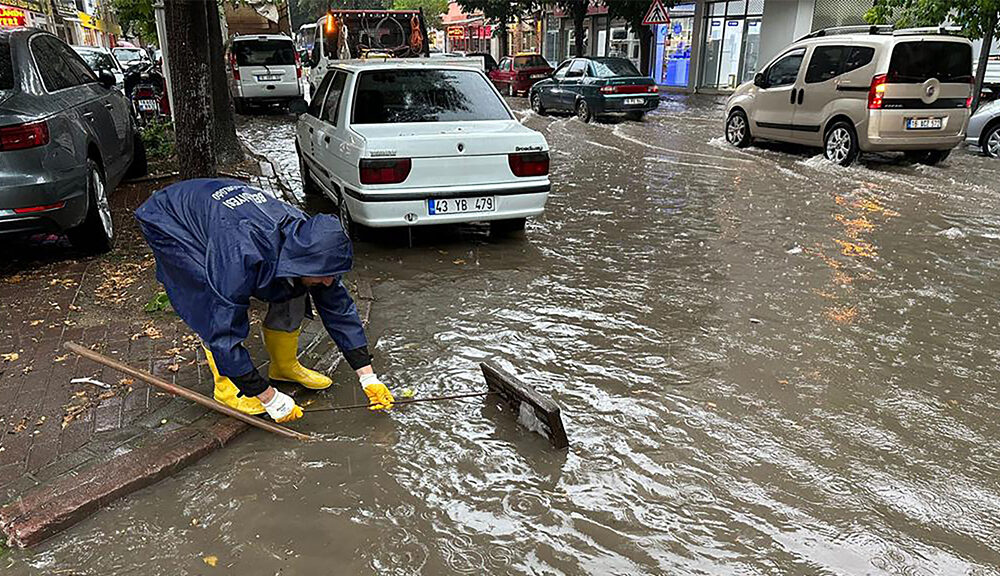Bursa’da şiddetli yağmur, günlük hayatı felç etti