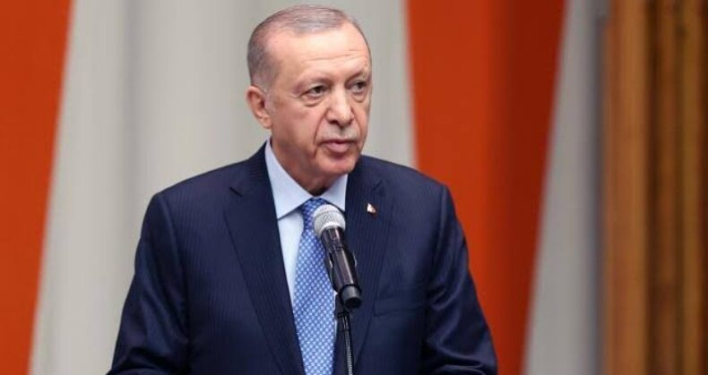 Cumhurbaşkanı Erdoğan, üs bölgesindeki askerlerle görüştü