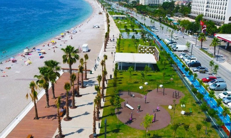 Dünyaca ünlü sahil, tatilci akınına uğradı