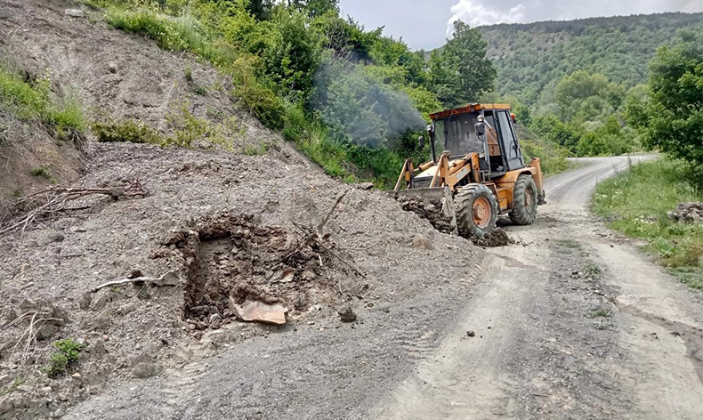 Heyelan sebebiyle köy yolları zarar gördü