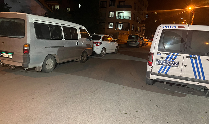 Ayakkabı çekeceğini silah yapıp kavga ettiler