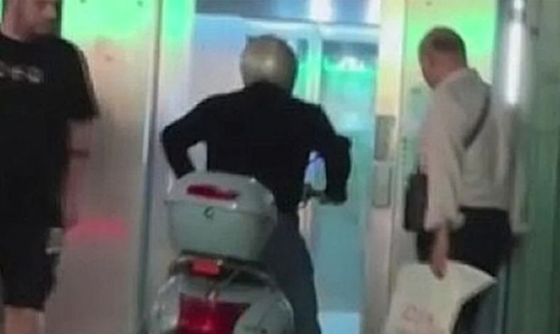 Engelli asansörüne motosikletiyle bindi