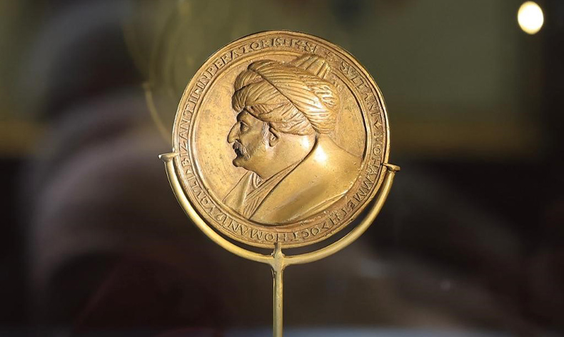 Fatih Sultan Mehmet madalyonu sergileniyor