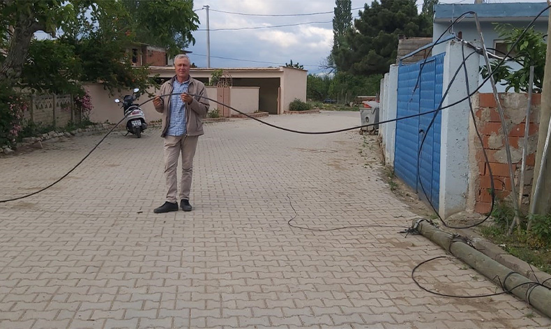 Direğe çarptı mahalleli internetsiz kaldı