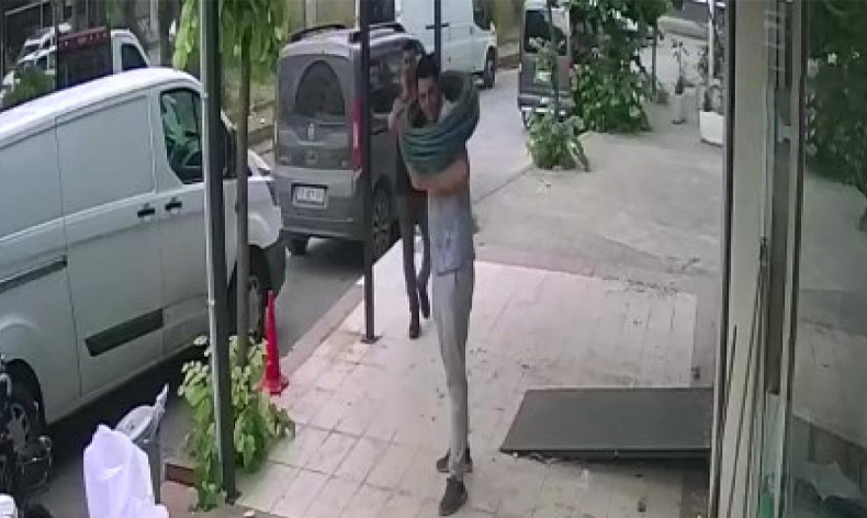 Yolda yürürken boynuna kablo düştü
