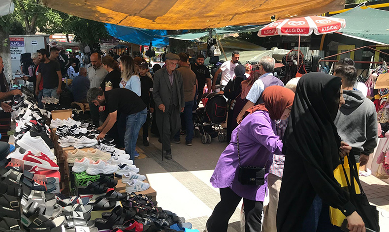Enkazların gölgesinde bayram telaşı