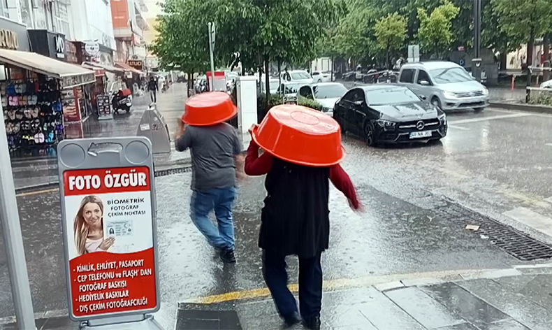 Vatandaştan yağmura leğenli çözüm
