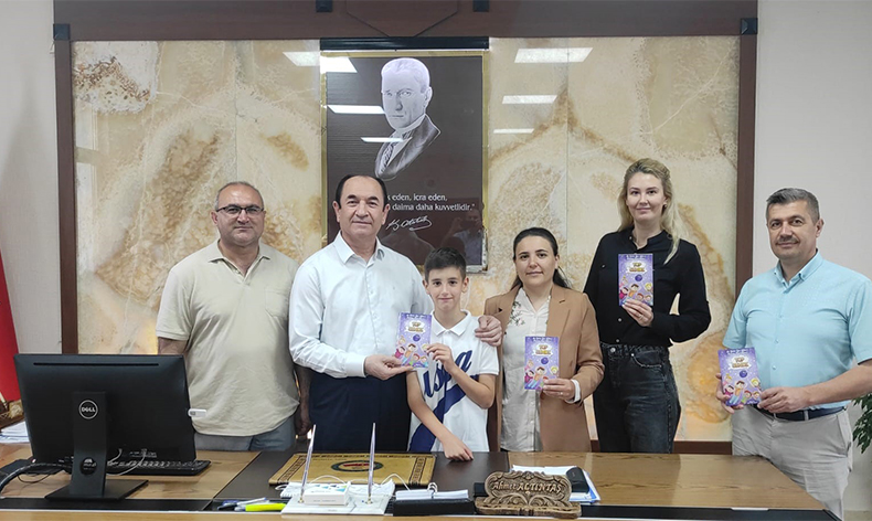 Annesi ile birlikte kitap yazdılar