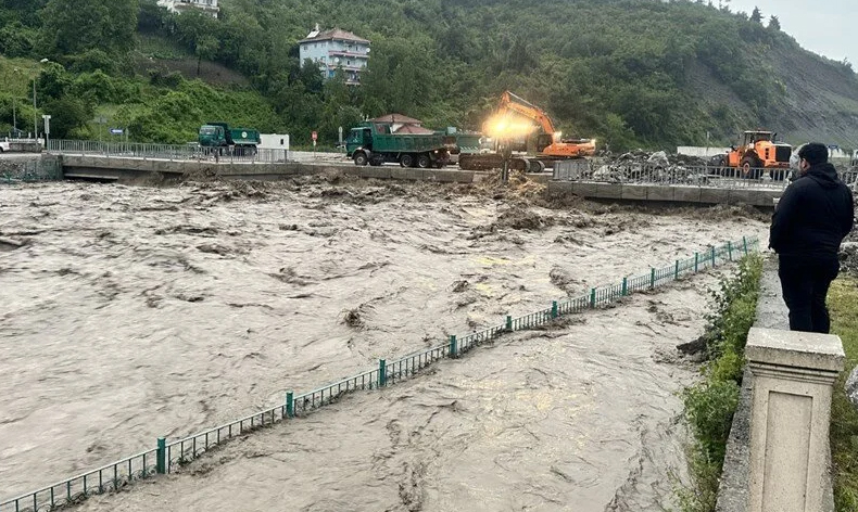 Karadeniz’de sel tehlikesi: Eğitime sağanak arası