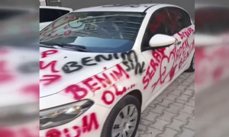 Saplantılı aşık otomobili aşk duvarına çevirdi