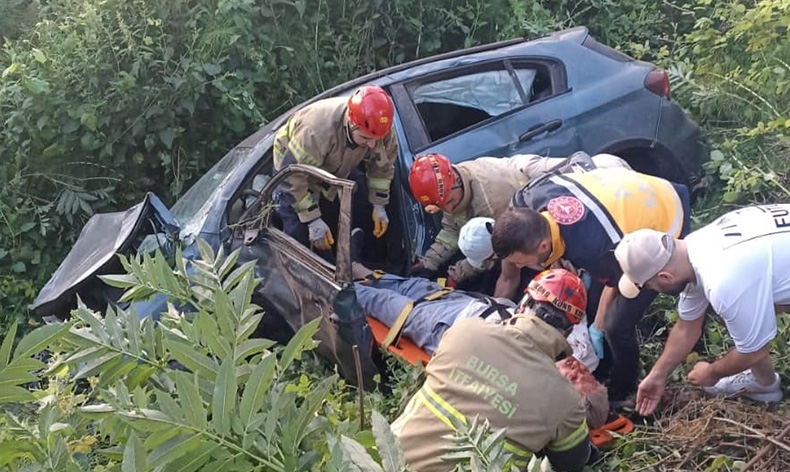 Bursa’da otomobil dere yatağına uçtu