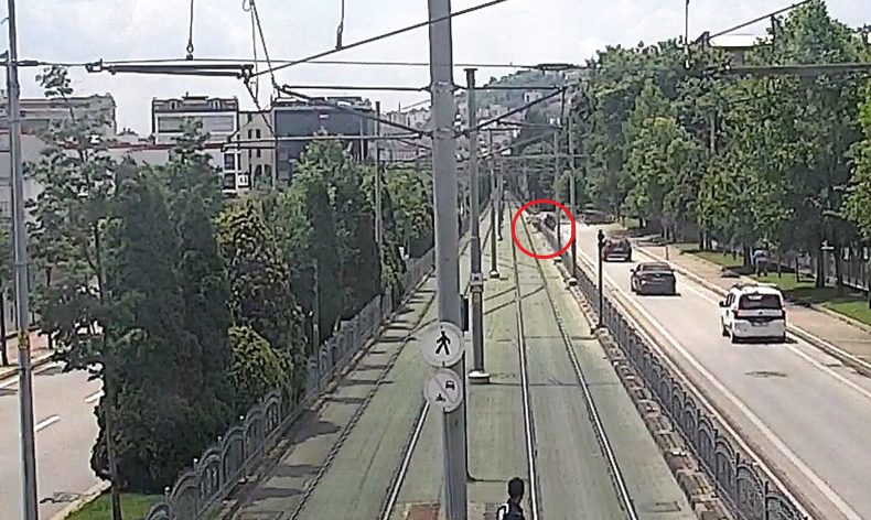 Aracıyla tramway yoluna uçtu
