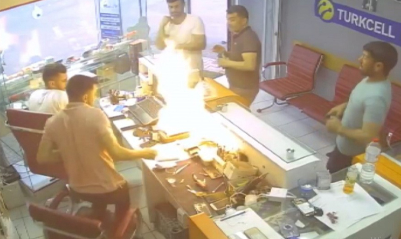Cep telefonu bomba gibi patladı