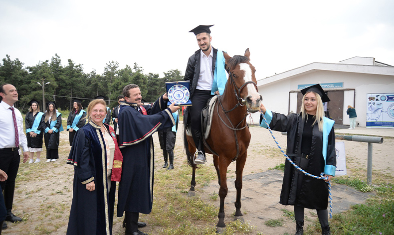 Mezuniyet belgelerini at üzerinde aldılar