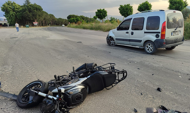 Motosiklet hafif ticari araçla çarpıştı