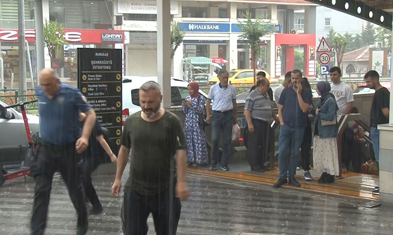 Bursalılar sağanak yağmura hazırlıksız yakalandı
