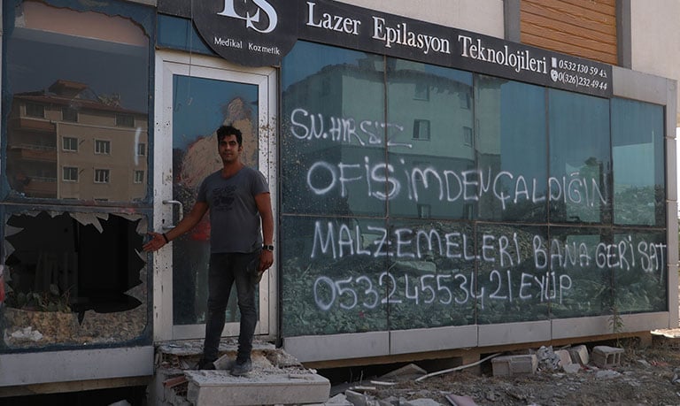 ‘Sayın hırsız, malzemeleri bana geri sat’