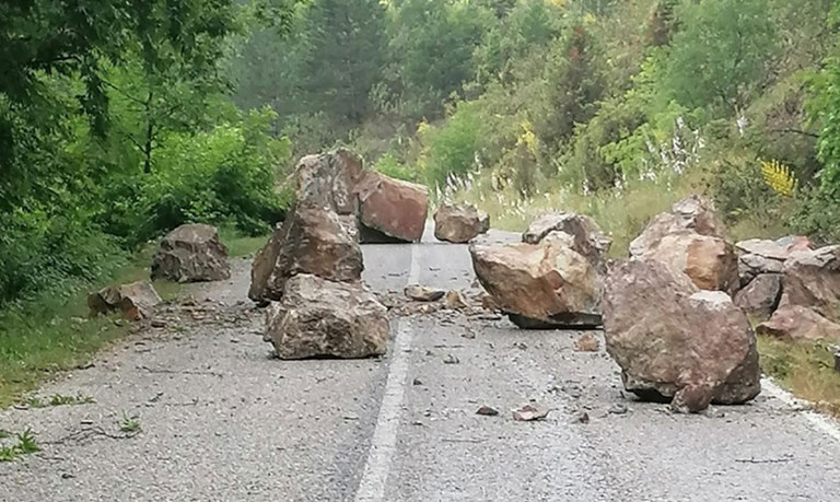 Dev kaya parçaları yolu kapattı