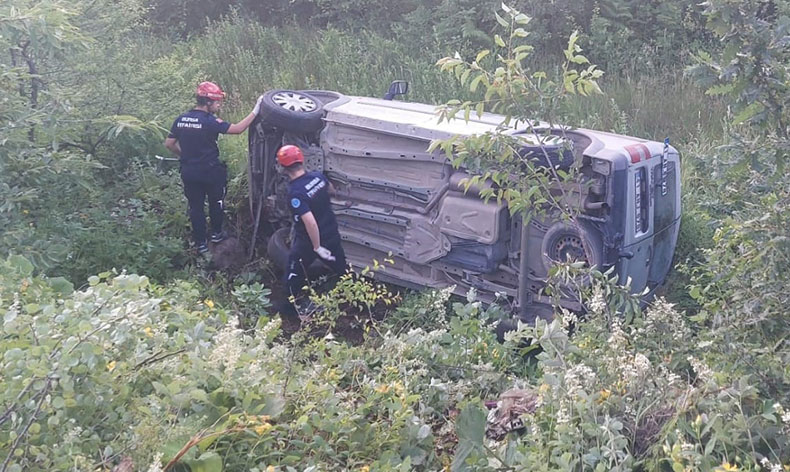 Bursa’da hafif ticari araç şarampole devrildi