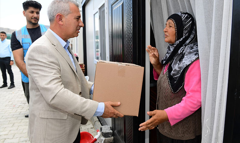 Yeşilyurt’ta depremzedelere yardımlar sürüyor