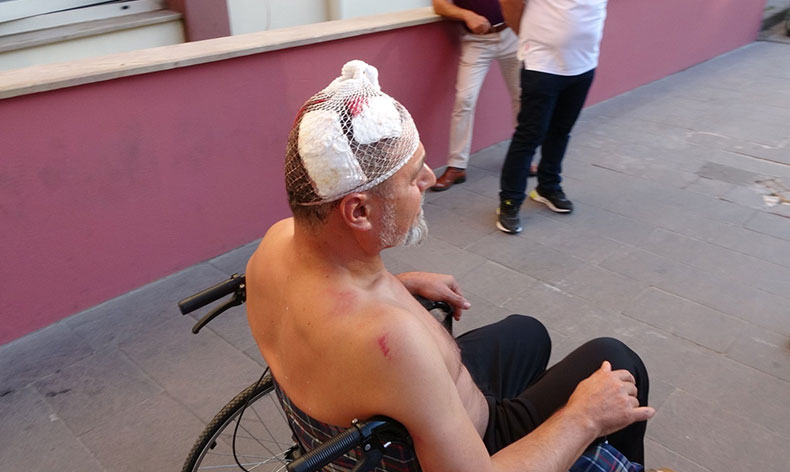 Sopalarla iş yerini bastılar