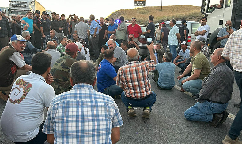 Kirazları dalında kalan köylüler, karayolu kapattı