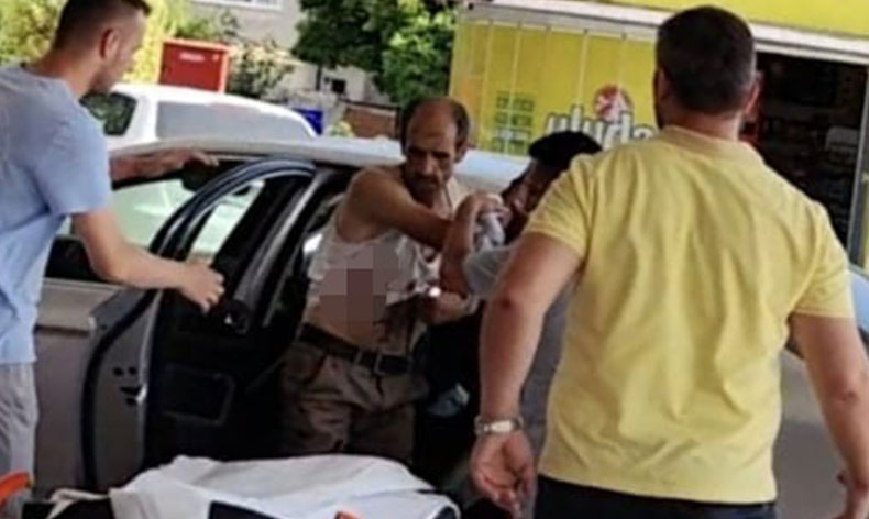 Ağaç keserken dal koluna saplandı