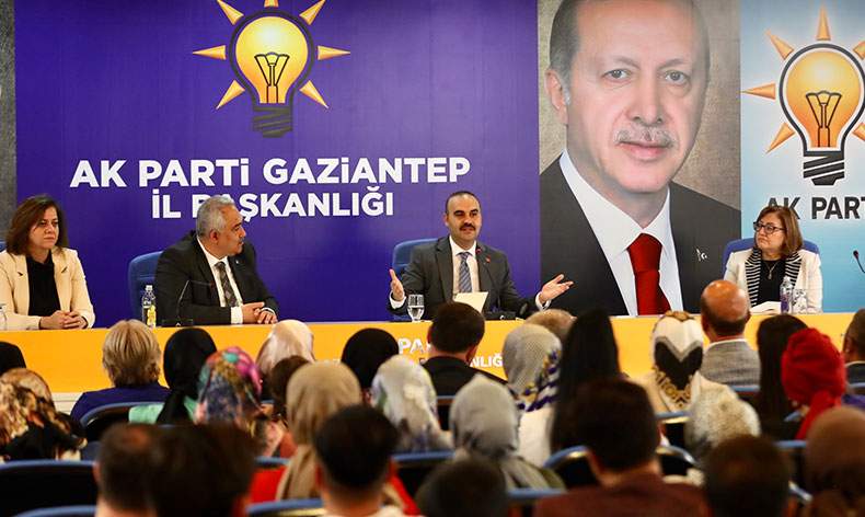 Bakan Kacır, AK Partililerle bir araya geldi