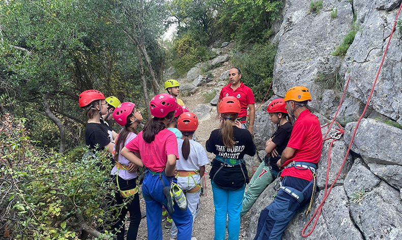 Küçük dağcılar uygulamalı eğitimde