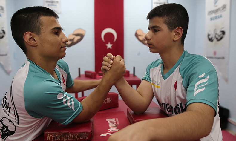 İkizlerin bilekleri bükülmüyor