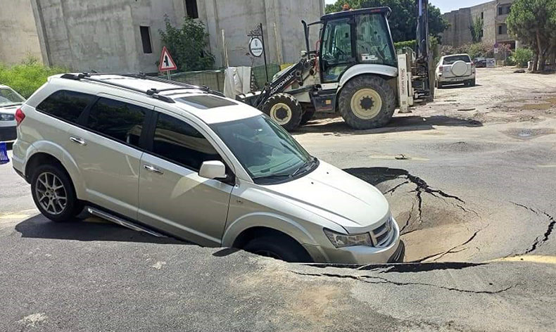 Asfalt yarıldı, içine araç düştü