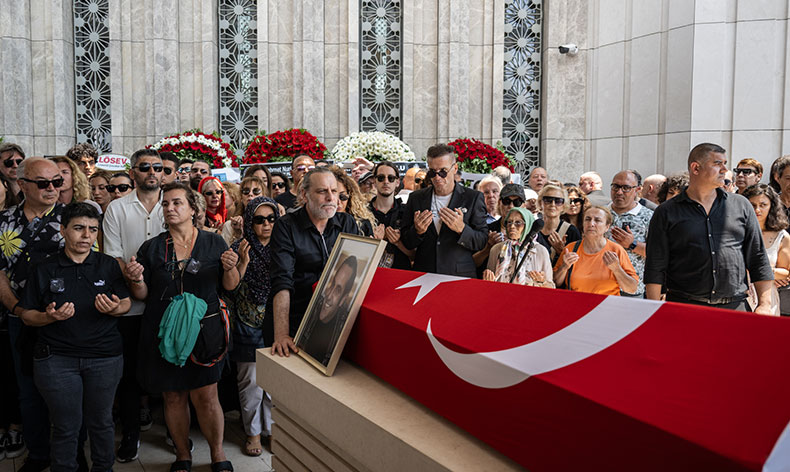 Sanatçı Özkan Uğur son yolculuğuna uğurlandı