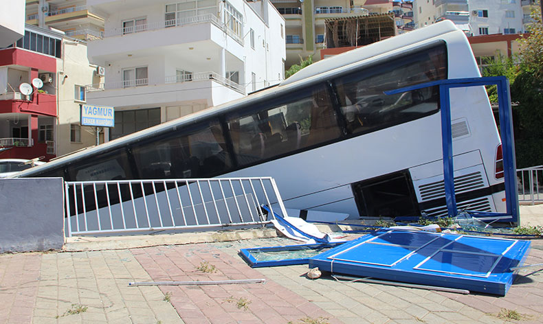 Freni boşalan otobüs, otomobile çarpıp markete girdi