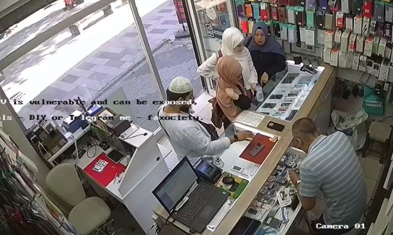 Sahte dolarla esnafı dolandırıp son model telefon aldılar
