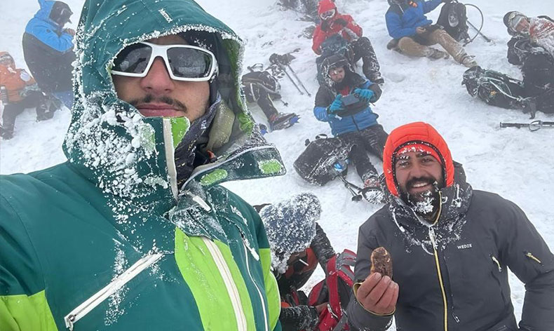 Sis ve fırtınada Ağrı Dağı’na tırmandılar