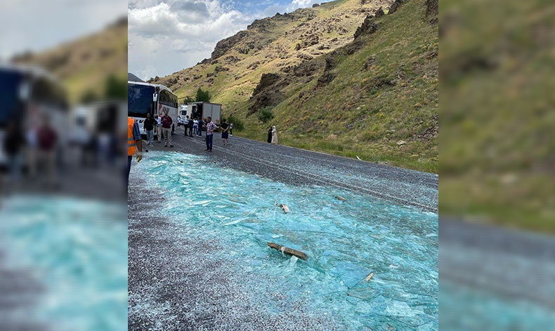 Tırın çadırı açıldı, cam kırıkları yola saçıldı