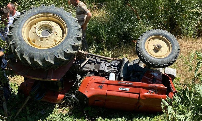 Devrilen traktörün altında kalan sürücü hayatını kaybetti