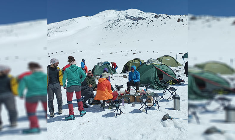 Yabancı turistler Ağrı Dağı zirvesinde
