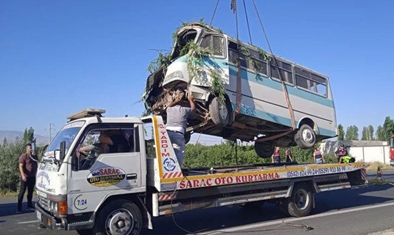 Tarım işçilerini taşıyan minibüs devrildi