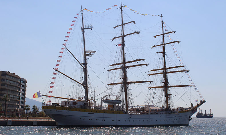Romanya donanma gemisi İzmir’de