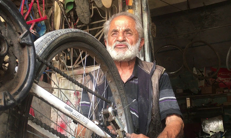 40 yıldır bisiklet tamir ediyor