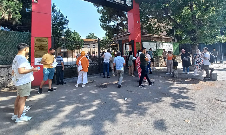 Adaylar sınıfta, aileler dışarıda ter döküyor
