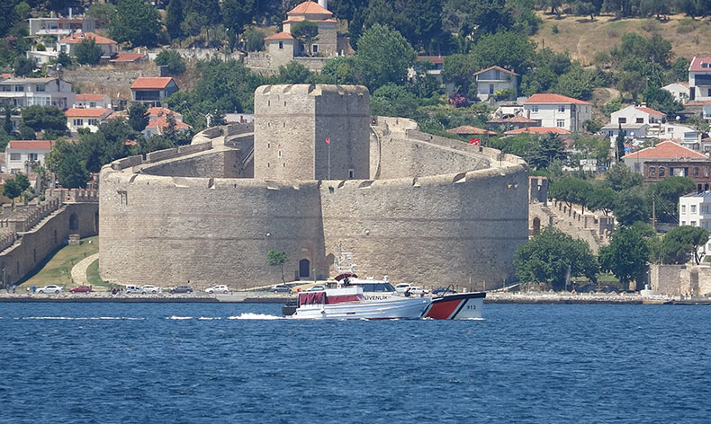 Çanakkale Boğazı’nda 83 kaçak göçmen yakalandı